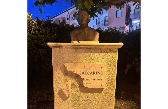Atto vandalico a Sant’Agata sui Due Golfi: danneggiato il busto di Luigi Iaccarino