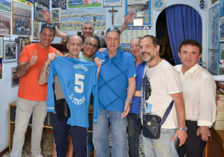 Ruud Krol, leggenda azzurra accolta con emozione al Club Napoli di Piano di Sorrento