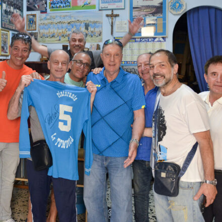 Ruud Krol, leggenda azzurra accolta con emozione al Club Napoli di Piano di Sorrento