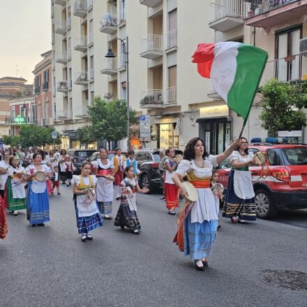 Piano di Sorrento, grande successo per gli “Incontri Internazionali del Folklore”: musica, colori e tradizioni unite nel segno dell’amicizia tra i popoli – FOTOGALLERY