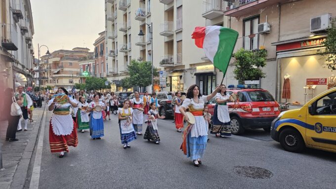 Piano di Sorrento, grande successo per gli “Incontri Internazionali del Folklore”: musica, colori e tradizioni unite nel segno dell’amicizia tra i popoli – FOTOGALLERY