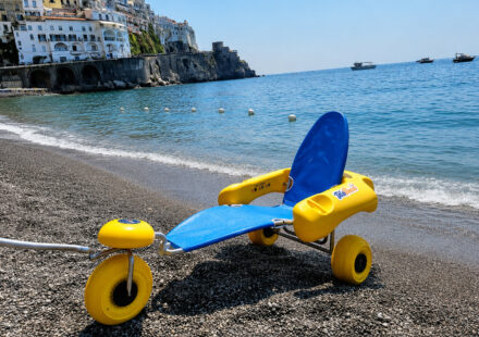Amalfi, al via “Mare per tutti”: spiaggia accessibile e inclusiva per le persone con disabilità