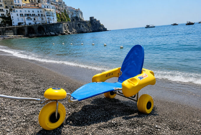 Amalfi, al via “Mare per tutti”: spiaggia accessibile e inclusiva per le persone con disabilità