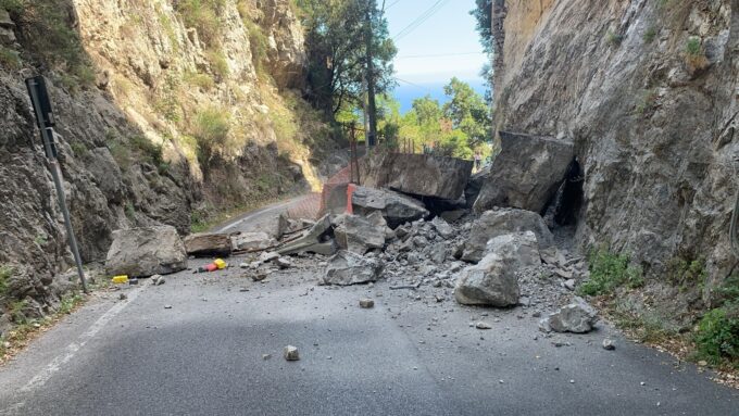 Positano, chiusa via Monsignor Saverio Cinque per caduta massi. Isolato il collegamento con Montepertuso