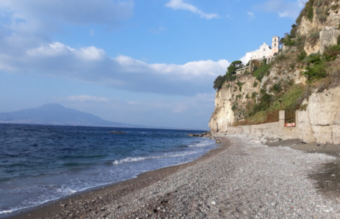 Vico Equense, a Marina di Aequa scatta il sequestro dell’area del Pino del Pezzolo: si complica la vicenda della passerella