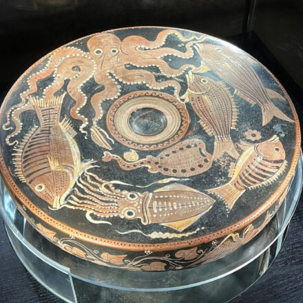 Positano, al Museo Archeologico Romano un prezioso viaggio nella storia: il piatto da pesce del IV secolo a.C. racconta archeologia, ritualità e tutela del patrimonio