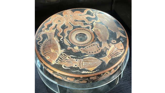 Positano, al Museo Archeologico Romano un prezioso viaggio nella storia: il piatto da pesce del IV secolo a.C. racconta archeologia, ritualità e tutela del patrimonio