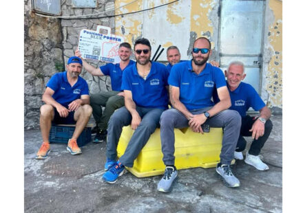Positano, quando la solidarietà supera ogni ostacolo. Porter in aiuto di una turista incinta bloccata dalla frana