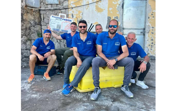 Positano, quando la solidarietà supera ogni ostacolo. Porter in aiuto di una turista incinta bloccata dalla frana