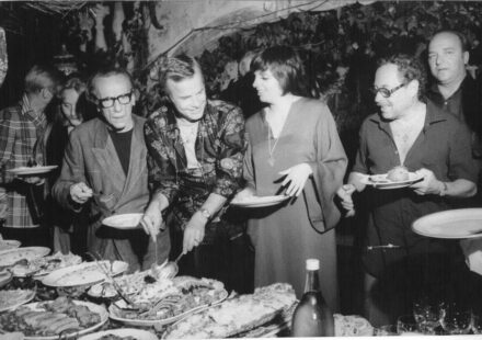 Un tuffo nella Positano degli anni ’70: lo scatto con Zeffirelli, Eduardo e Liza Minnelli diventa memoria