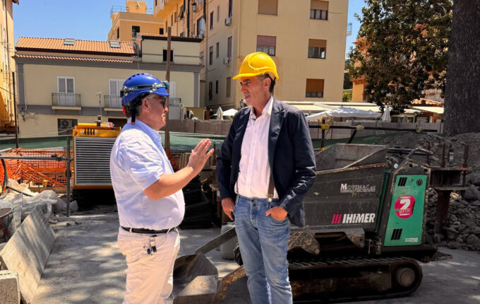 Sorrento, sopralluogo del sindaco Fattorusso agli scavi di piazza Veniero: lavori verso il completamento