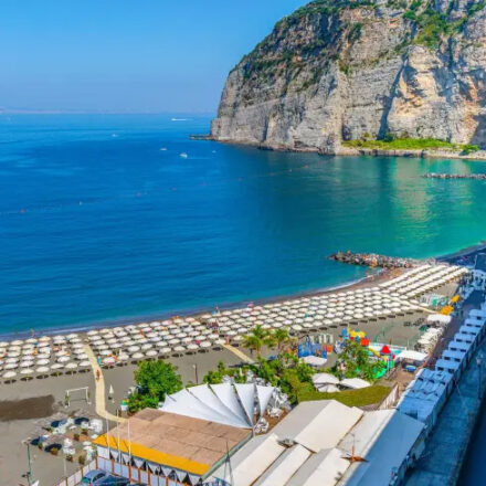 Furto sulla spiaggia di Meta, rubano gli zaini ai bagnanti e tentano la fuga: denunciati due giovani