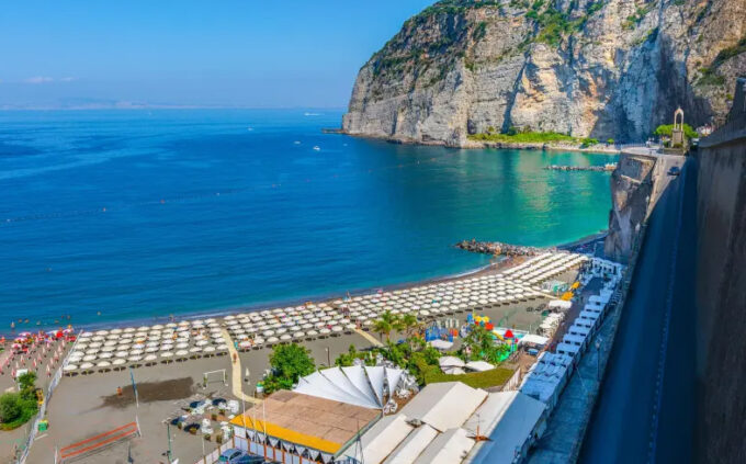 Furto sulla spiaggia di Meta, rubano gli zaini ai bagnanti e tentano la fuga: denunciati due giovani