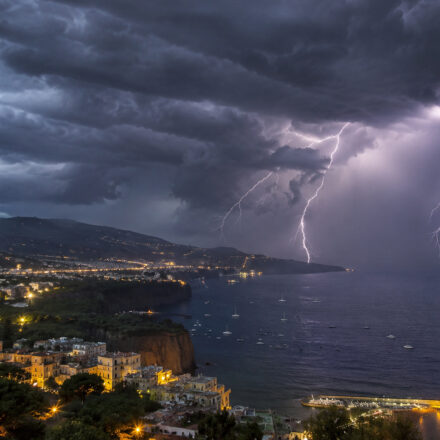 La tempesta della madre di San Pietro: lampi, tuoni e pioggia tra Penisola Sorrentina e Costiera Amalfitana nel giorno del Santo