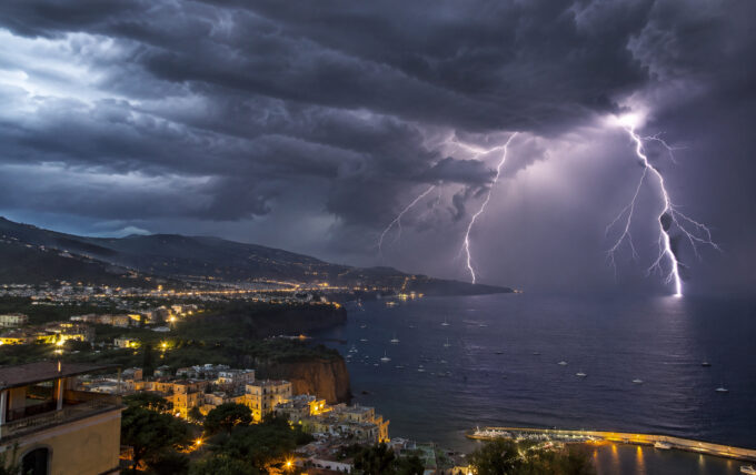 La tempesta della madre di San Pietro: lampi, tuoni e pioggia tra Penisola Sorrentina e Costiera Amalfitana nel giorno del Santo