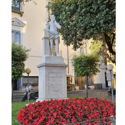 Sorrento, ripulita la statua di Torquato Tasso. Il sindaco Fattorusso: «Un atto dovuto nei riguardi del nostro più celebre concittadino»