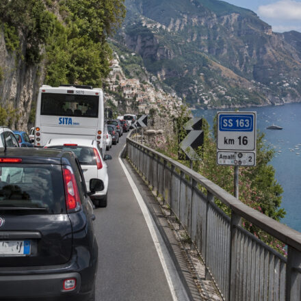 Costiera Amalfitana, scatta il piano sicurezza per l’estate: nuovo presidio della Polizia Stradale a Maiori