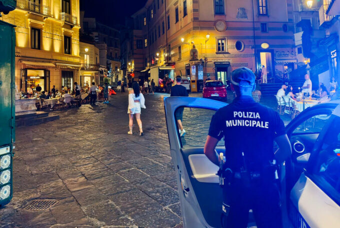 Ad Amalfi rafforzati i controlli, Vigili in strada fino alle 4 di notte