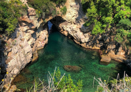 Sorrento, turista precipita dalla scogliera ai Bagni della Regina Giovanna: soccorsa dalla Guardia Costiera