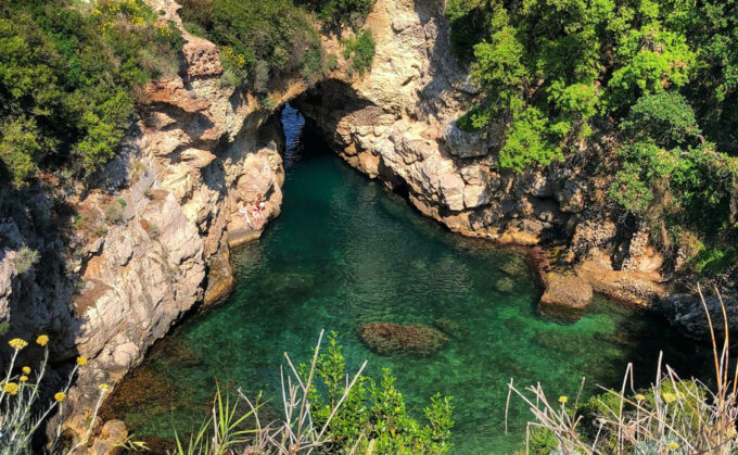 Sorrento, turista precipita dalla scogliera ai Bagni della Regina Giovanna: soccorsa dalla Guardia Costiera