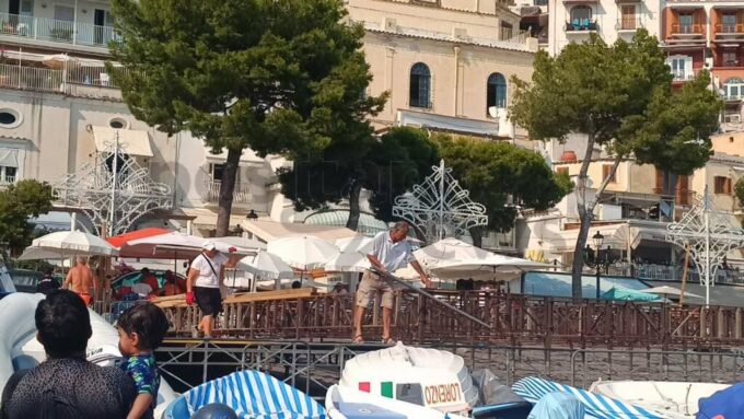 Positano, l’opposizione lascia il Consiglio per i funerali di Mimmo: “Il rispetto viene prima”. Poi l’affondo sui ritardi dell’amministrazione