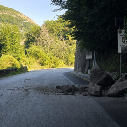 Frana a Tramonti, distacco di massi sulla SP2 nella frazione Pucara: paura tra gli automobilisti