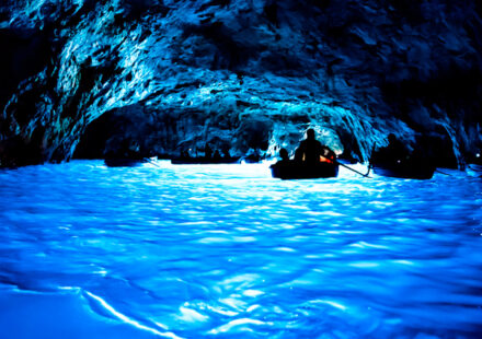 Capri, paura alla Grotta Azzurra: barca si riempie d’acqua. Turisti tratti in salvo