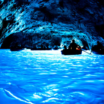 Capri, paura alla Grotta Azzurra: barca si riempie d’acqua. Turisti tratti in salvo