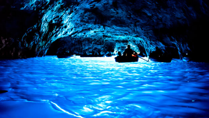 Capri, paura alla Grotta Azzurra: barca si riempie d’acqua. Turisti tratti in salvo