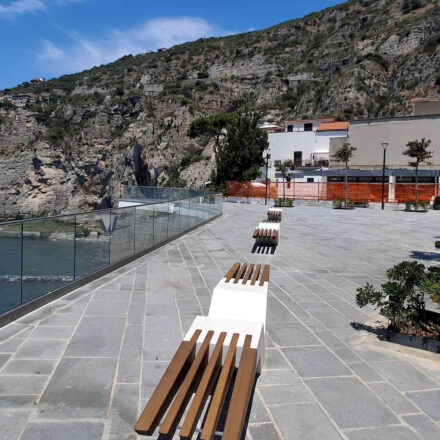Meta, l’avvocato Francesco Saverio Esposito boccia la nuova piazza Scarpati: “Senza alberi è un deserto, d’estate diventa una sauna”