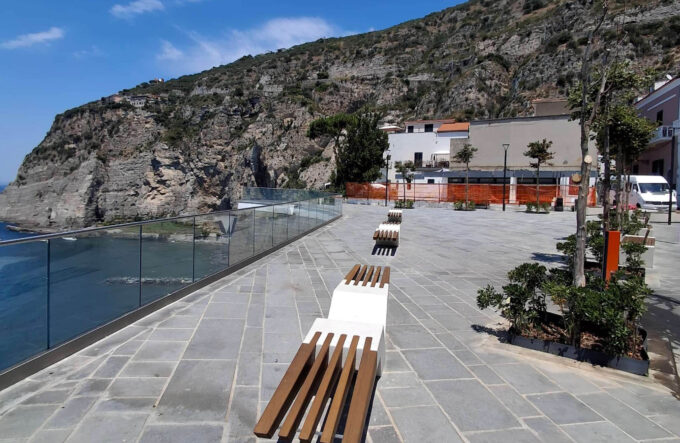 Meta, l’avvocato Francesco Saverio Esposito boccia la nuova piazza Scarpati: “Senza alberi è un deserto, d’estate diventa una sauna”