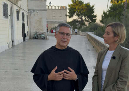 “In Cammino tra arte e fede” con Padre Enzo Fortunato torna su Rai 3: nella nuova stagione anche la Costiera Amalfitana protagonista
