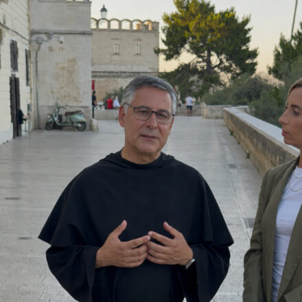 “In Cammino tra arte e fede” con Padre Enzo Fortunato torna su Rai 3: nella nuova stagione anche la Costiera Amalfitana protagonista