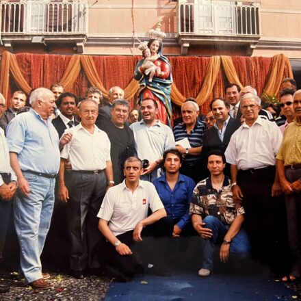 La Madonna delle Grazie a Piano di Sorrento, la “Processione Nera” ricorda Franco a dieci anni dalla scomparsa: il sogno della maiolica diventa realtà