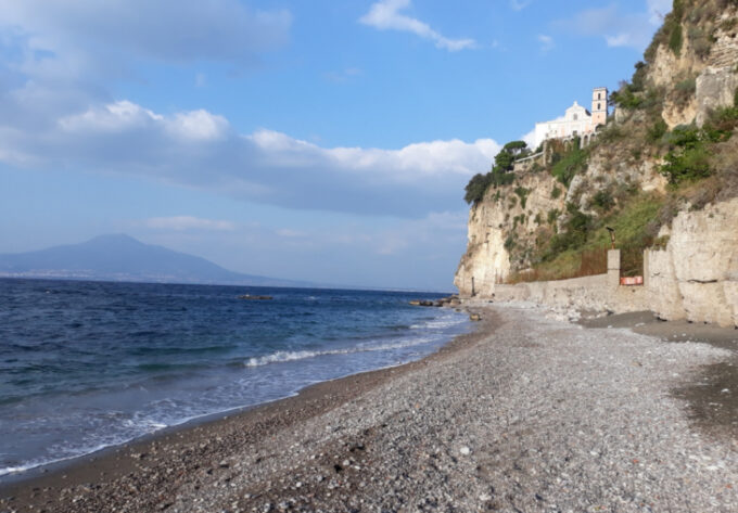 Vico Equense, rischio frana alla spiaggia del Pezzolo: area interdetta e lavori urgenti