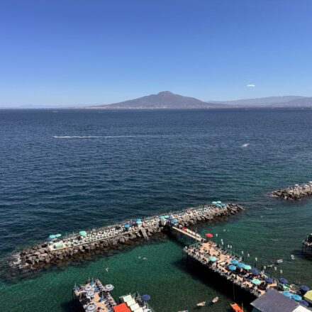 Sorrento, nuove regole per la spiaggia di San Francesco: accesso gratuito ma regolamentato. Priorità ad anziani e fragili