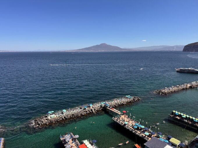 Sorrento, nuove regole per la spiaggia di San Francesco: accesso gratuito ma regolamentato. Priorità ad anziani e fragili