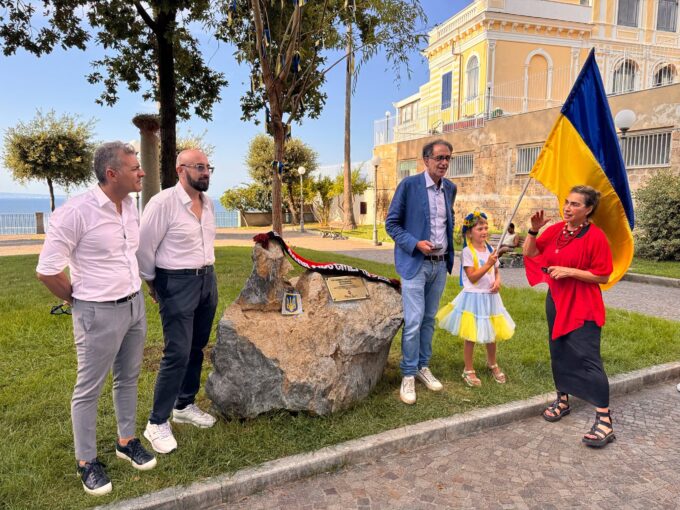 Sorrento, piantato un salice nella villa comunale per ricordare l’indipendenza dell’Ucraina