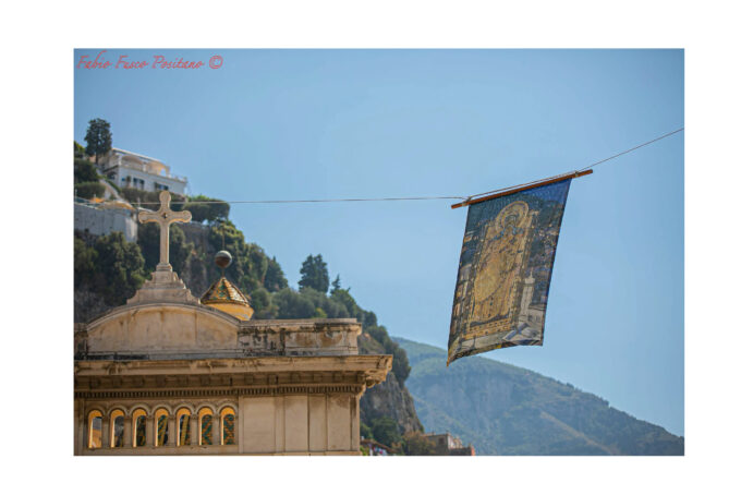 L’Alzata del Quadro: il momento in cui Positano si ritrova sotto lo sguardo della Madonna – FOTOGALLERY by Fabio Fusco