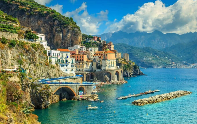 Ad Atrani un agosto ed un settembre tra glamour, turismo, cabaret, bellezza e gusto