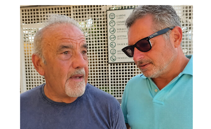 Vico Equense, dal tribunale al mare: Francesco Emilio Borrelli e Rosario Lotito sostengono la battaglia del medico Raffaele Scarpato – VIDEO