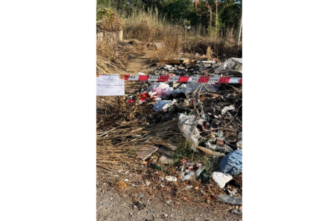 Castel Volturno, blitz nella “terra dei fuochi”: maxi sequestro di immobili e aree con auto cannibalizzate