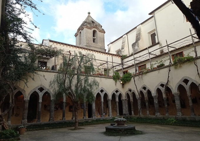 Intervista impossibile. Il Chiostro di San Francesco, l’arte dell’accoglienza: «È il mio modo di restare»