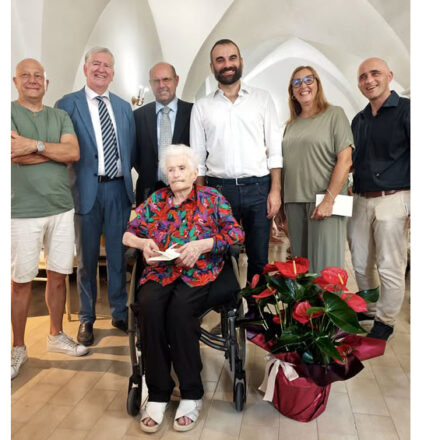 Amalfi in festa per i 100 anni di Clara Mandorlo: il sindaco Daniele Milano le rende omaggio
