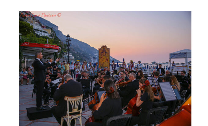 Pubblico numeroso e grandi emozioni a Positano per il tradizionale Concerto all’Alba – FOTOGALLERY by Fabio Fusco