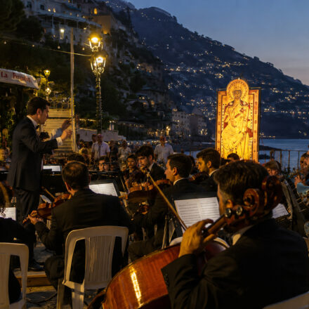 Il 10 agosto Positano si sveglia con la musica: torna il Concerto all’Alba sulla Spiaggia Grande