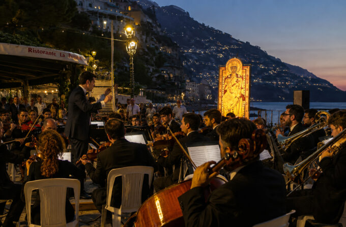 Il 10 agosto Positano si sveglia con la musica: torna il Concerto all’Alba sulla Spiaggia Grande