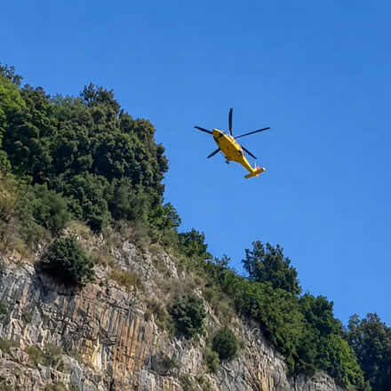 Positano, persona ferita lungo Via Grado. Intervento del CNSAS e dell’elisoccorso – VIDEO