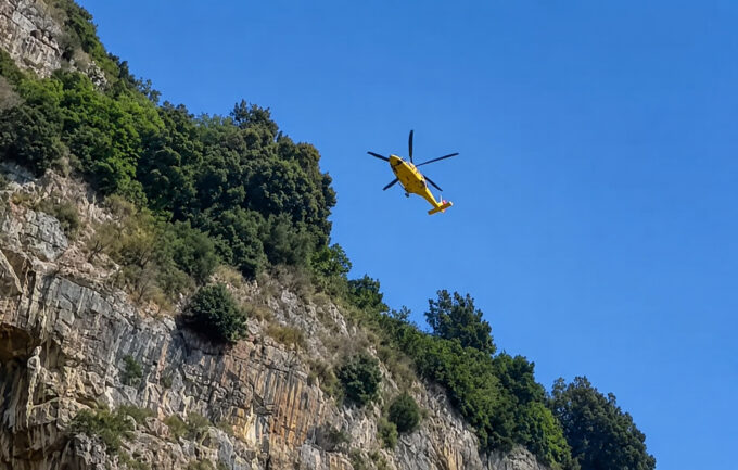 Positano, persona ferita lungo Via Grado. Intervento del CNSAS e dell’elisoccorso – VIDEO