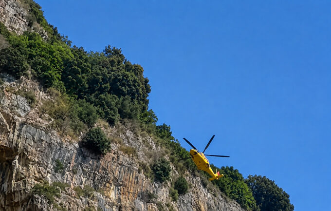 Cade lungo il sentiero Montepertuso-Positano: turista norvegese salvata dal CNSAS – VIDEO